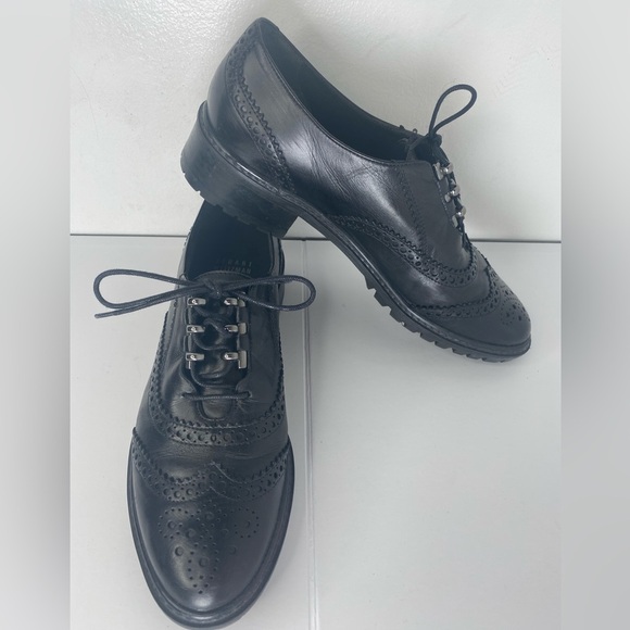 Stuart Weitzman Brogue Black Designer Leather Oxfords w Silver Hardware - Picture 2 of 14